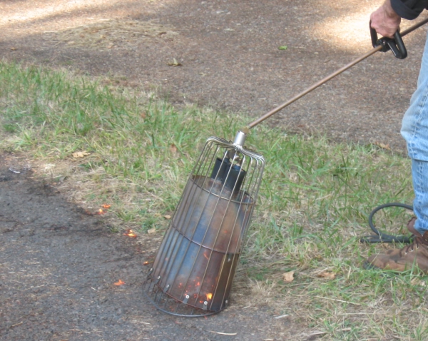 SpHot Weeder treating gravel driveway